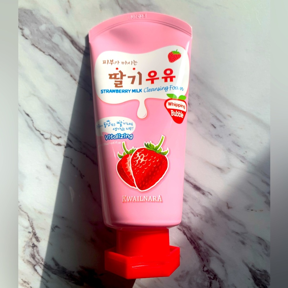 KOREAN SKINCARE KWAILNARA STRAWBERRY MILK CLEANSER